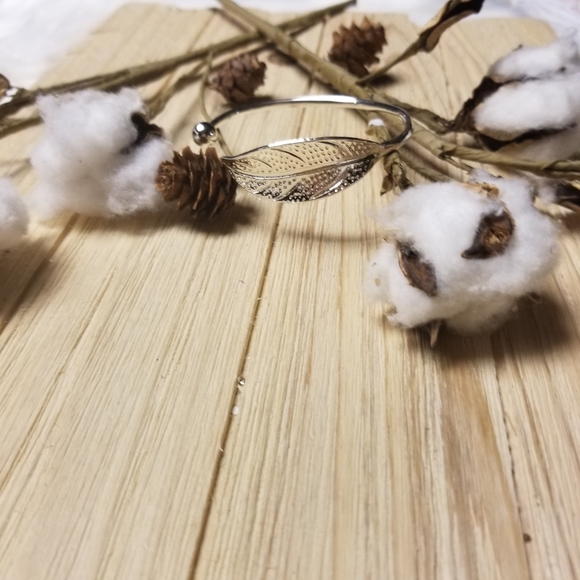 🍃🍃Pretty Leaf Bangle bracelet in SILVER 🍃🍃 - Picture 3 of 8